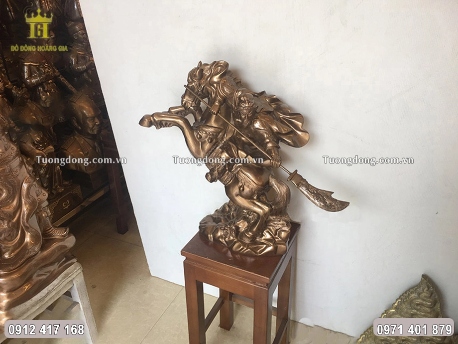 Gia chủ nên đặt vật phẩm lên cao, tuyệt đối không đặt thẳng xuống đất